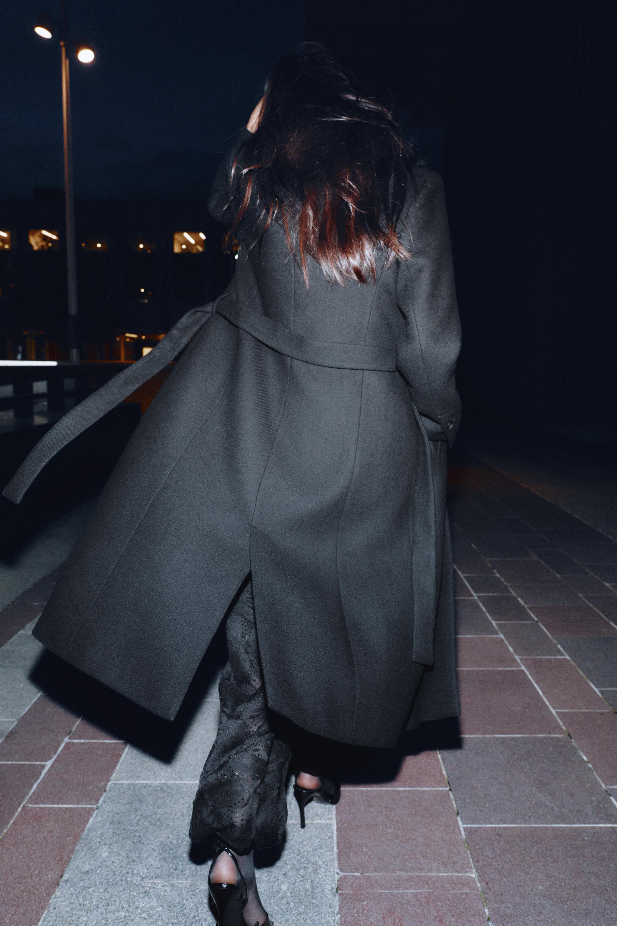 MANTEAU AVEC LAINE À REVERS EFFET FOURRURE ET CEINTURE